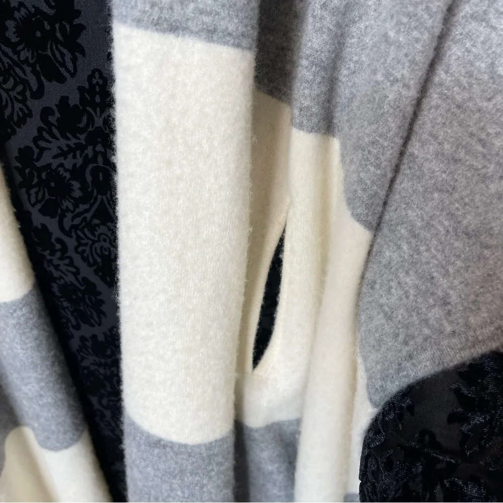 St. John Two-tone wrap cape poncho gray/ivory wool cashmere blend size PS - Picture 6 of 9